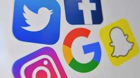 Les logos de Twitter, Instagram, Facebook, Google et Snapchat. 