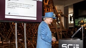 La reine Elizabeth II a envoyé vendredi son premier tweet lors de l'ouverture d'une exposition sur "l'Ere de l'information", à Londres.