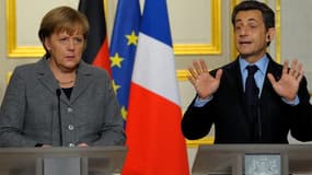 Nicolas Sarkozy et Angela Merkel en conférence de presse au palais de l'Elysée, à Paris. La France et l'Allemagne ont pressé lundi la Grèce d'accepter rapidement la mise en oeuvre de mesures d'austérité supplémentaires sous peine d'être privée des fonds p