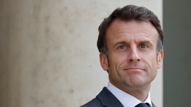 Emmanuel Macron sur le parvis de l'Elysée, le 11 mai 2023