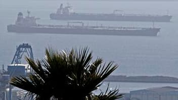 Tankers au large du port de Marseille. Les salariés des terminaux de Fos-Lavera, qui alimentent en pétrole brut six raffineries françaises, ont voté vendredi la reprise du travail après 33 jours de grève contre la réforme portuaire. /Photo prise le 29 oct