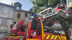 Un camion de pompiers devant un immeuble incendié à Embrun (Hautes-Alpes), le vendredi 13 juin 2025.