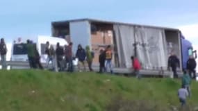 Une vidéo filmée le 5 mai 2015 montre les violences policières sur les migrants à Calais.