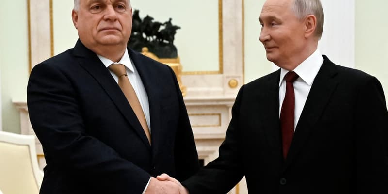 Le président russe Vladimir Poutine et le Premier ministre hongrois Viktor Orban se serrent la main lors d'une réunion au Kremlin à Moscou, le 28 novembre 2025.