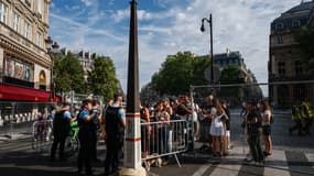 Des vérifient les QR code des piétons et cyclistes à un point de contrôle, le 18 juillet 2024 à Paris