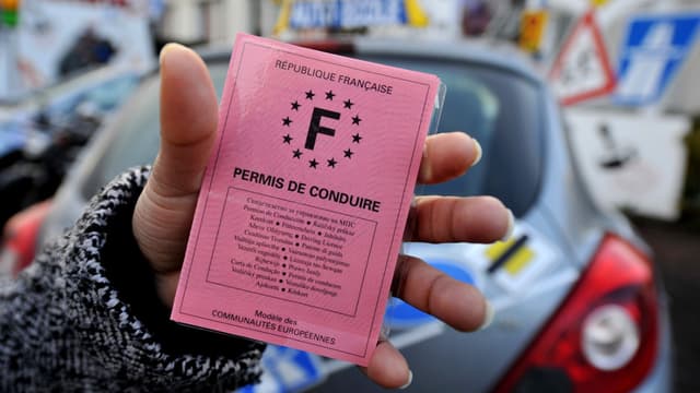 Des centaines de véhicules d'auto-écoles ont bloqué le périphérique parisien vendredi matin