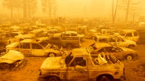 Des dizaines de voitures brûlées durant le passage de Dixie Fire, en Californie, le 6 août 2021