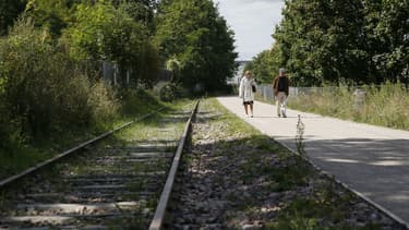 La Petite ceinture, ancienne voie ferroviaire a été en partie transformée en promenade.