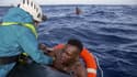 Un migrant sauvé par l'ONG allemande Sea-Watch en Méditerranée.