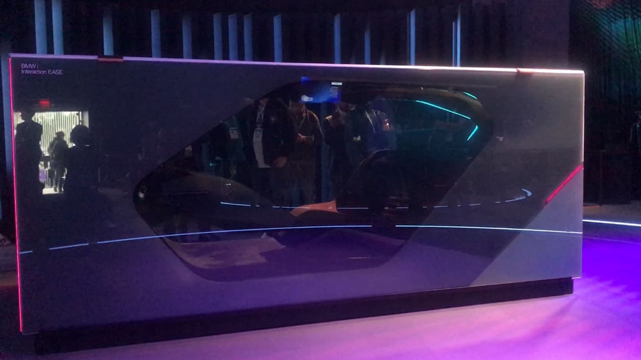 BMW présentait au CES un concept d'habitacle du futur. La voiture pouvait notamment communiquer avec le passager en suivant son regard. BMW présentait au CES un concept d'habitacle du futur. La voiture pouvait notamment communiquer avec le passager en suivant son regard.