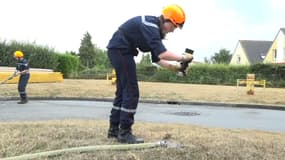 Klara suit scrupuleusement les instructions lors d'un entraînement de jeune sapeur-pompier.