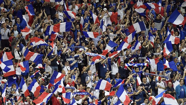 Les supporters des Bleus lors de France - Roumanie, au Stade de France, le 10 juin.