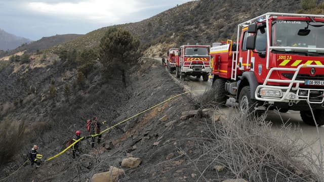 Des pompiers tentent d'éteindre un feu dans la région de Bastelica, en Corse, en mars 2017 
