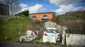 Des fleurs et des bougies en hommage à Delphine Jubillar devant la maison où elle habitait avec son mari Cédric, le 6 mars 2025, à Cagnac-les-Mines, dans le Tarn