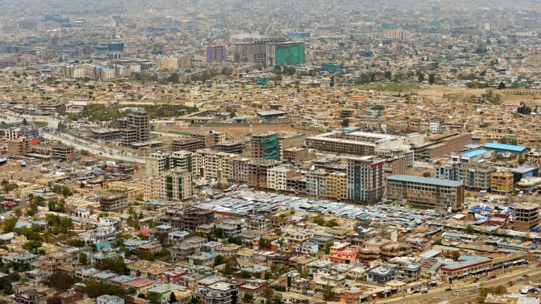 La ville de Kaboul vue depuis une montagne environnante (Illustration)