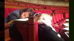 Petit somme sur les bancs de l'Assemblée pour Cécile Duflot et Barbara Pompili, pendant les 17h de débats sur la transition énergétique.