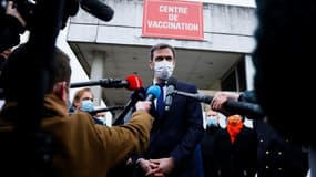 Olivier Véran tient un point presse à Melun, le 8 février 2021 après s'être fait vacciner
