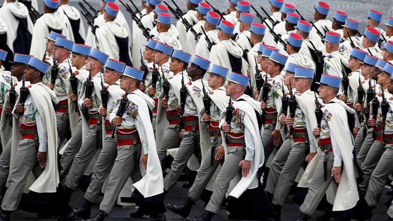 Défilé du 1er régiment de Spahis, à l'occasion du 14 juillet à Paris. François Hollande a opposé samedi les jeunes de l'armée française, prêts a mourir pour leur pays, à ceux de l'équipe de France de football qui manqueraient selon lui de "respect pour le