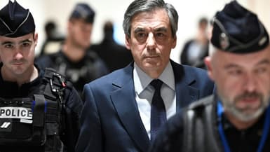 L'ancien Premier ministre François Fillon retourne dans la salle d'audience du palais de justice de Paris, le 27 février 2020