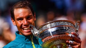 Rafael Nadal avec le trophée de Roland-Garros en 2022
