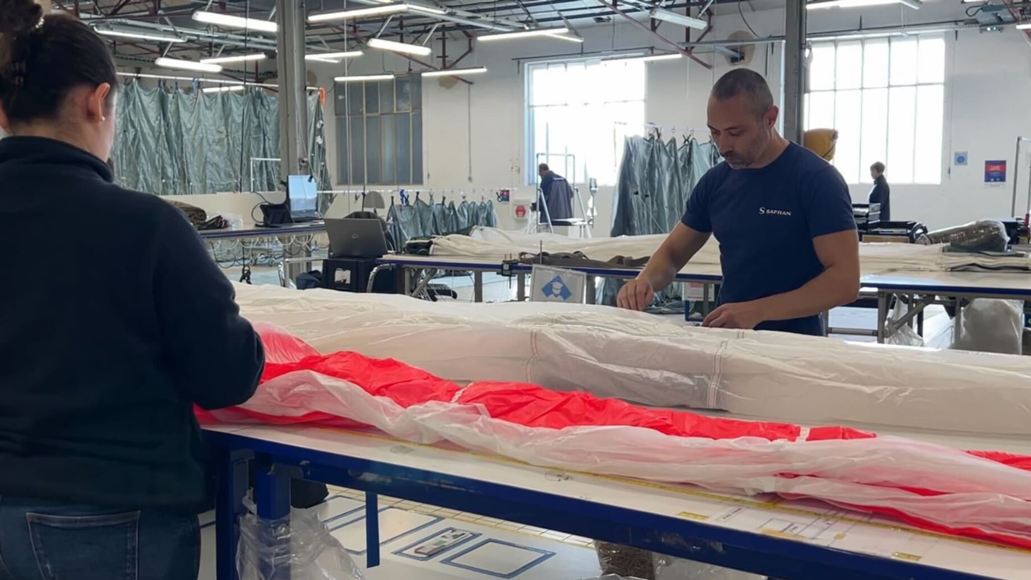 L'usine de fabrication de parachutes Safran Electronics & Defence près de Tours. 