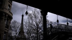 La passerelle piétonne du Pont de Bir Hakeim à Paris fermée au public pour des raisons de sécurité
