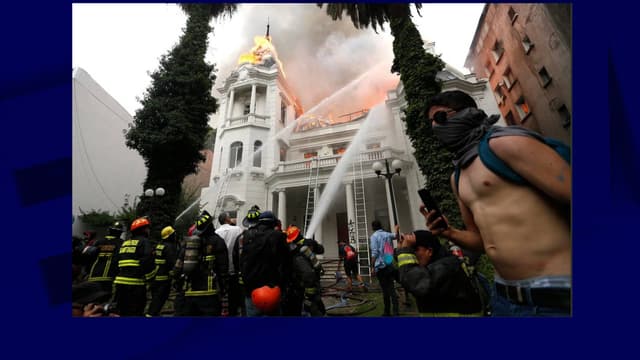 L'université Pedro de Valdivia de Santiago au Chili, incendiée ce vendredi.