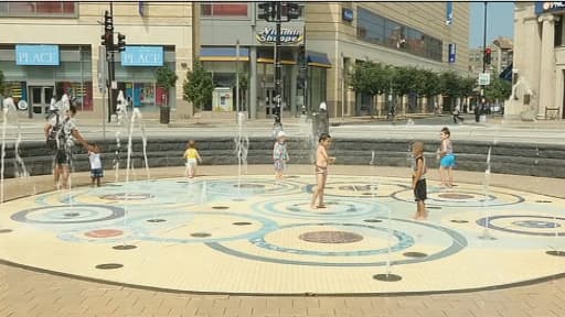 A Washington, les fontaines deviennent les terrains de jeux préférés des enfants