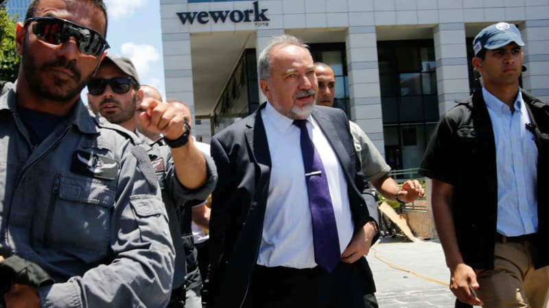 Le 9 juin, le ministre de la Défense israélien Avigdor Lieberman se rend sur les lieux de l'attentat ayant fait quatre morts à Tel-Aviv, le veille. (Photo d'illustration)
