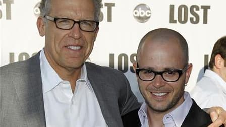 Les créateurs de la série Lost, Carlton Cuse (à gauche) et Damon Lindelof. Après six saisons de mystères, la série télévisée a fait ses adieux à ses fans dimanche soir avec un double épisode marqué par le retour de personnages disparus, une lutte épique a