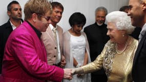 Elton John et la reine Elizabeth II en 2012