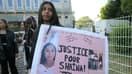 Une proche de la jeune adolescente assassinée porte une pancarte réclamant "Justice pour Shaïna" à l'ouverture du procès au tribunal de Beauvais (Oise), le 5 juin 2023.