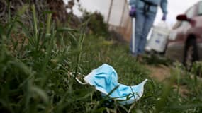 Un masque chirurgical par terre dans la ville de Pacifica, Californie, Etats-Unis, en avril 2021