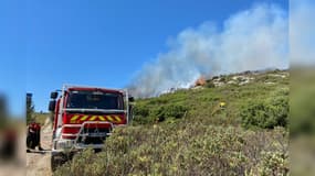 L'incendie s'est déclaré en bordure de l'autoroute A7.