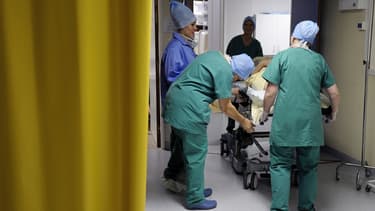 Des chirurgiens en hôpital