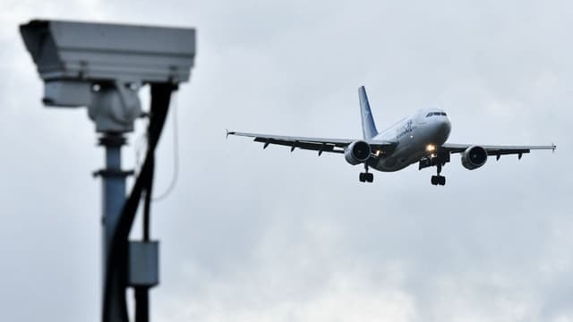 Atterrissage d'un avion à l'aéroport de Gatwick alors perturbé par des survols de drones, le 21 décembre 2018