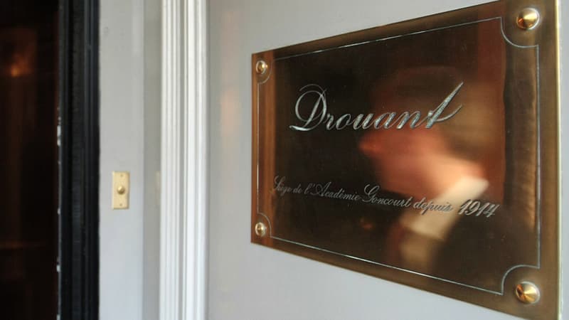 Comme le veut la tradition depuis 1920, c'est au restaurant Drouant, à Paris, que l'Académie Goncourt décerne son prix.