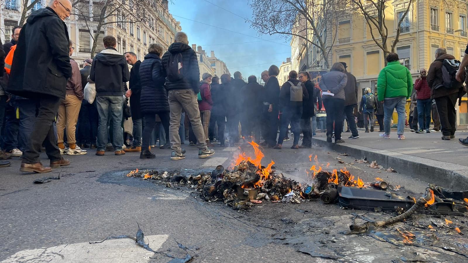 Une poubelle a été incendiée le 16 février 2023 pendant la manifestation contre la réforme des retraites à Lyon.