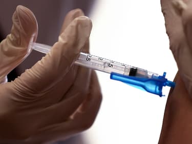 Une dose du vaccin Moderna est injectée à une soignante de Los Angeles, jeudi 7 janvier 2021