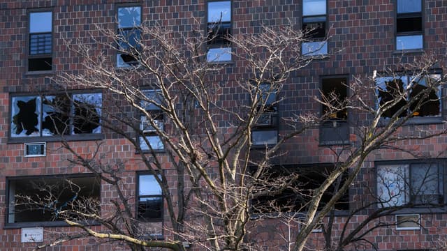 Cet immeuble du Bronx à New York a pris feu à cause d'un chauffage électrique, tuant 17 personnes dont de nombreux enfants. 