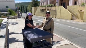 Un élu sosie officiel de Louis de Funès amuse les habitants et les touristes 