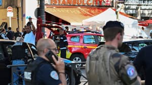 Des policiers travaillent sur le lieu où la police française a abattu un homme soupçonné d'avoir poignardé cinq personnes dans le centre de Marseille, le 2 septembre 2025. 