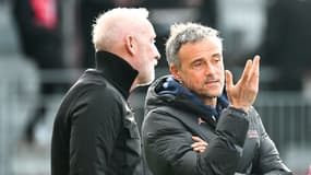 Luis Enrique, l'entraîneur du PSG, en train de parler avec le Brestois Eric Roy lors d'un match de Ligue 1, le 1er février 2025