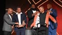 Ronny Turiaf et Boris Diaw remettent la tenue orange du Hall of Fame de la NBA à Tony Parker, le 11 août 2023.
