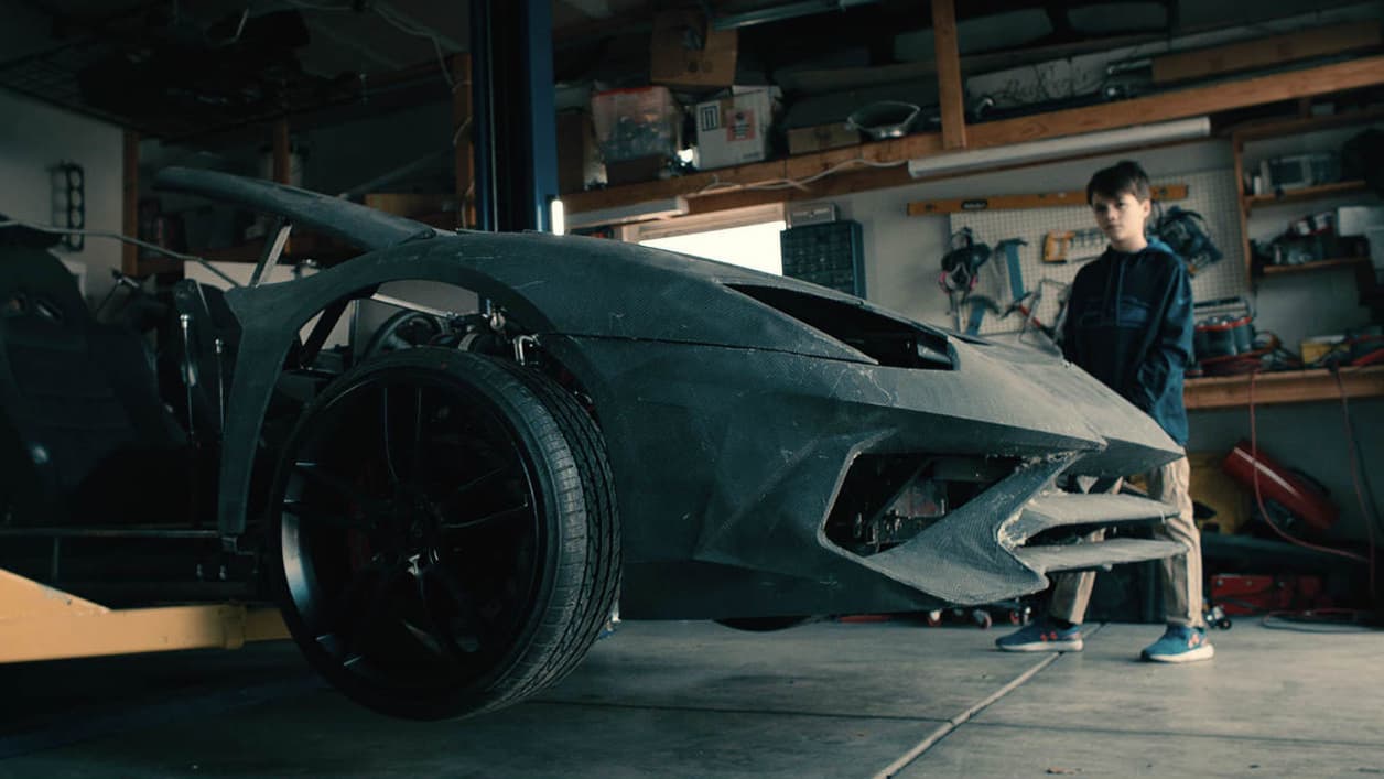 La Lamborghini que Xander et son père construisent dans leur garage. La Lamborghini que Xander et son père construisent dans leur garage.