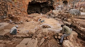 Des employés de l'Autorité israélienne de la nature et des parcs sont photographiés lors des travaux de préservation d'une forteresse datant d'environ 3000 ans, dans la réserve naturelle de Banias dans les hauteurs du Golan annexées par Israël, le 11 novembre 2020.