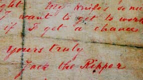 Une lettre possiblement rédigée par Jack l'éventreur et exposée pendant l'exposition "Jack the Ripper and the East End" lors d'une exposition à Londres en 2008. (Photo d'archive)