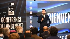 Le journaliste Thibault Le Rol anime la conférence de lancement de la plateforme Ligue 1+, le 10 juillet 2025