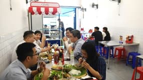Des clients déjeunent au restaurant "Baba", le 7 septembre 2020 à Ho Chi Minh-Ville, au Vietnam