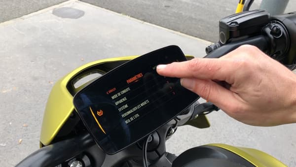 Sept modes de conduite: quatre préprogrammés (sport, route, autonomie et pluie) et trois personnalisables 